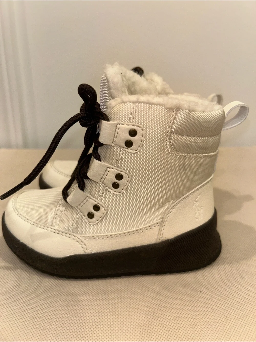 Polo Ralph Lauren Girl’s snow boots featuring a white nylon upper, Size 8